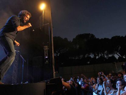 Carlos Tarque, durante el concierto que M-Clan ofreci&oacute; en el escenario de la Puerta del &Aacute;ngel