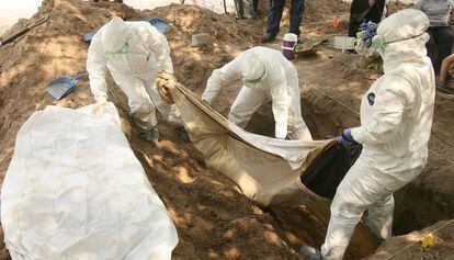Un equipo forense exhuma un cuerpo en Texas. 
