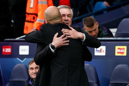 Los entrenadores del Real Madrid y del Manchester City, Carlo Ancelotti y Pep Guardiola, se abrazan al inicio del partido. 