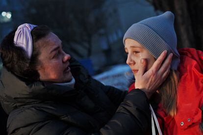 Oxana, militar ucrania de 42 años, en el momento de reencontrarse en Kiev con su hija Eva, de 11, tras regresar de Rusia el 17 de diciembre.