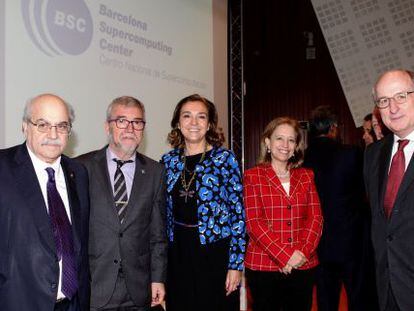 De izquierda a Derecha, el consejero Andreu Mas-Collel; el director delm BSC, Mateo Valero; la secretaria de Estado Carmen Vela; la presidenta del consorcio BSC-CNS, Maria Luisa Poncela y el presidente de Repsol, Antoni Brufau.