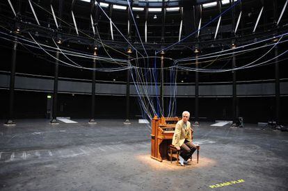 David Byrne no aprecia la música desde el mito romántico del genio solitario.