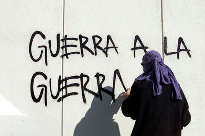 Barcelona 25/032003. Un estudiante de la Autónoma realiza una pintada contra la guerra de Irak.