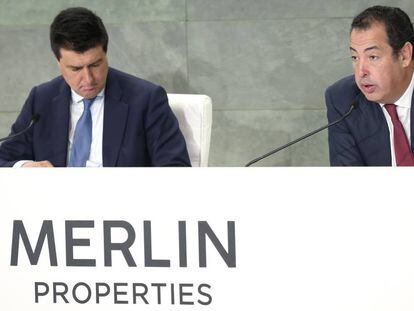Ismael Clemente, CEO de Merlin Properties (a la izquierda), y Javier García-Carranza, presidente, este miércoles en la junta de accionistas de la compañía en Madrid. 