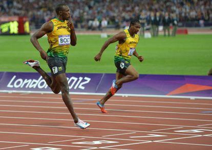 Bolt, durante la final de los 200m, ante Yohan Blake