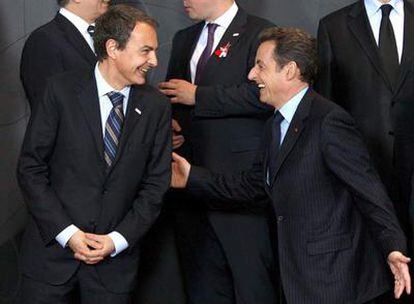 Zapatero y Sarkozy se saludan al incio de la cumbre informal de Bruselas para tratar la crisis económica