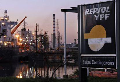 Las instalaciones de la petrolera YPF, en Avellaneda, Argentina.