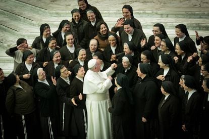 El papa Francisco saluda a un grupo de monjas en una audiencia en el Vaticano el pasado 15 de enero.
