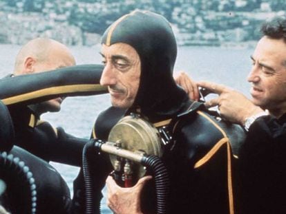 Cousteau visti&eacute;ndose de hombre rana.