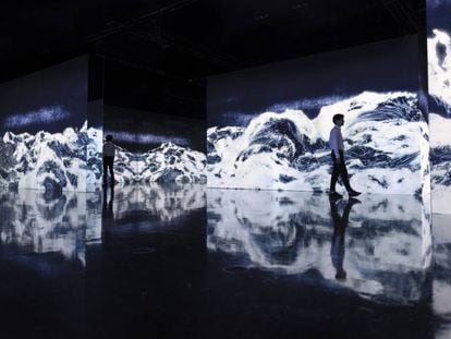 'Black Waves: Lost, Immersed and Reborn' (2019), instalación digital en movimiento.