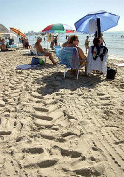 Marcas en la arena dejadas por la máquina en la playa de El Postiguet.