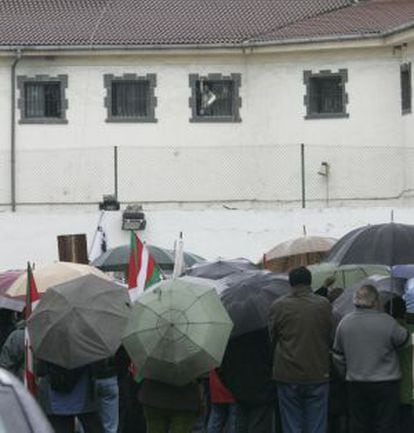 Familiares de presos de ETA se concentran frente a la cárcel de Martutene.