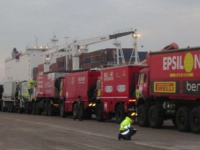 Un camión de Epsilon similar al utilizado en la operación espera a embarcar con destino a Argentina en 2011.