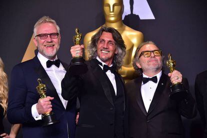 Alessandro Bertolazzi (izquierda), Giorgio Gregorini (centro) y Christopher Nelson (derecha) posan con el Oscar a mejor maquillaje y peluquería por <i>El Escuadrón suicida</i>.