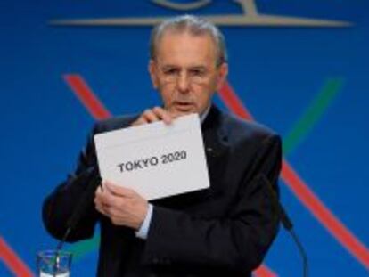 El presidente del Comité Olímpico Internacional, Jacques Rogge, muestra el nombre de la ciudad ganadora, Tokio.