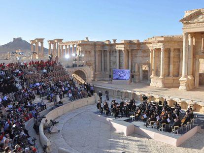La orquesta del Mar&iacute;inski, bajo la direcci&oacute;n del ruso Valeri Gu&eacute;rguiev act&uacute;a en el anfiteatro de Palmira.