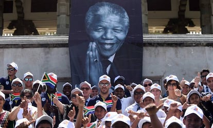 Miembros del equipo nacional de cricket junto a un grupo de escolares rinden homenaje al expresidente de Sudáfrica Nelson Mandela este miércoles en Sri Lanka.