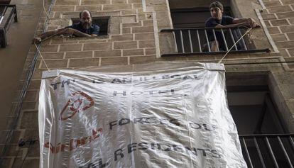 Protesta contra uno de los pisos tur&iacute;sticos de la plataforma Airbnb.