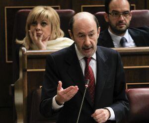 El líder del PSOE, Alfredo Pérez Rubalcaba, pregunta al presidente del Gobierno.