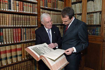 José Luis Rodríguez Zapatero y Víctor García de la Concha, en la Real Academia Española.