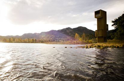 <b>MIRADOR DEL LAGO DE SELJORD (NORUEGA) / RINTALA EGGERTSSON ARCHITECTS. </b>Al sur de Noruega, en la región de Telemark, se encuentra un lago en el que, según la leyenda, vive una enorme serpiente marina, un monstruo llamado Selma. Aquí se encuentra este mirador, de 12 metros de altura, proyectado por el estudio noruego Rintala Eggertsson. “El mirador no es el destino final, sino solo un punto de descanso entre los paisajes de lo conocido y lo desconocido”, se lee en la memoria del proyecto.