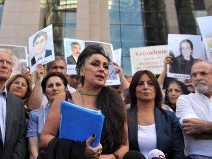 Eren Keskin, directora del peri&oacute;dico turco Ozgur Gundem, el lunes pasado, en el inicio del juicio contra 44 periodistas supuestamente ligados a terroristas kurdos. 