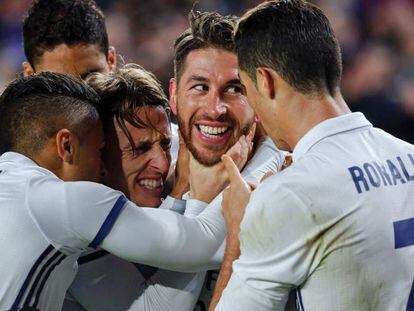 Modric abraza a Ramos junto al resto de compa&ntilde;eros.