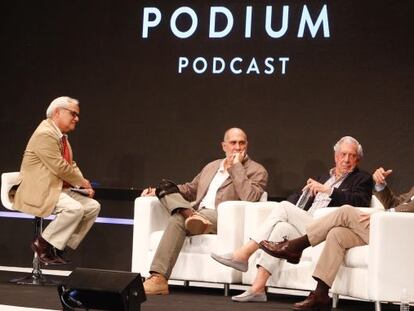 El periodista Juan Cruz conversa con el escritor y cineasta Guillermo Arriaga; y con los escritores Mario Vargas Llosa y Arturo P&eacute;rez Reverte, ayer en el C&iacute;rculo de Bellas Artes de Madrid, durante la presentaci&oacute;n de Podium Podcast.