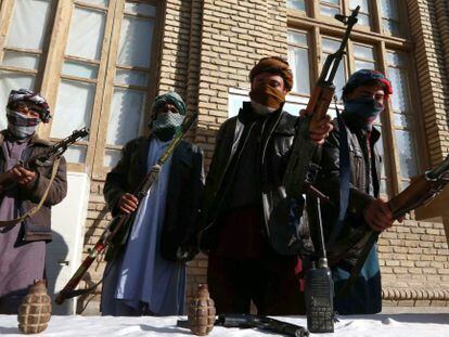 Antiguos militantes talibanes dejan sus armas en Herat, dentro del programa de amnist&iacute;a del Gobierno afgano. 