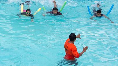 Un instructor enseña a nadar en un centro recreativo en Estelí, Nicaragua.
