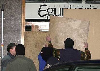 Agentes de la Guardia Civil clausuran la sede del diario Egunkaria en Bilbao.