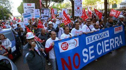 Miles de personas durante una manifestaci&oacute;n por las calles del centro de Puertollano &quot;en defensa de Elcogas y por la reindustrializaci&oacute;n de la comarca&quot;. EFE