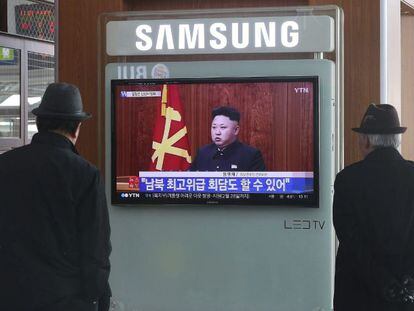Un par de surcoreanos escuchan atentamente la retransmisi&oacute;n del mensaje de A&ntilde;o Nuevo del l&iacute;der norcoreano, Kim Jong-un, en Se&uacute;l.