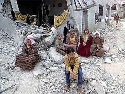 Un grupo de palestinos, ayer entre los escombros del campo de refugiados de Yenín.