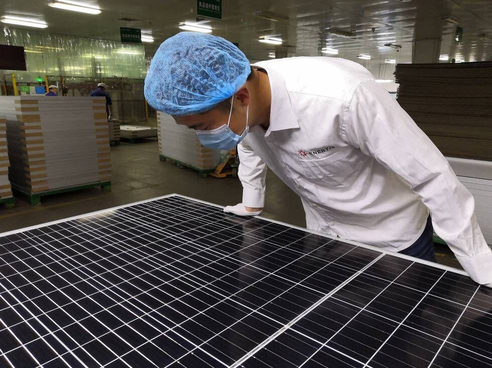 Un supervisor de la ingeniería española Enertis inspecciona un módulo solar para un parque fotovoltaico en Colombia.