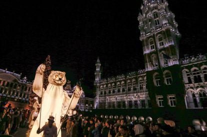 Un gran oso iluminado formó parte, el pasado 25 de noviembre, de la ceremonia de inauguración de las fiestas navideñas en el centro de Bruselas. Hasta el 1 de enero habrá mercados, espectáculos de luces y una pista de patinaje.