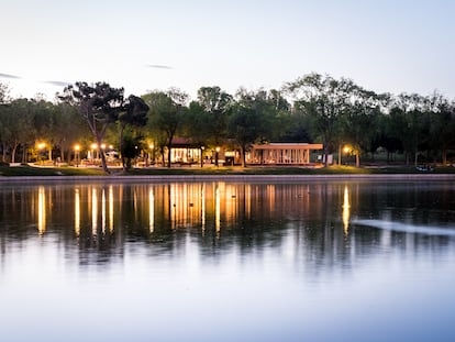 Vista del restaurante Villa Verbena, en el lago de la Casa de Campo, en Madrid. Imagen proporcionada por Triciclo.