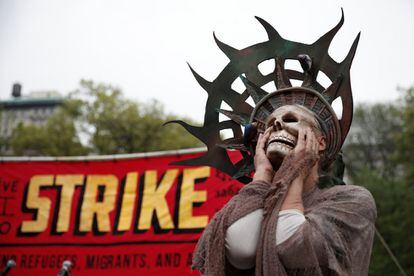 Una mujer disfrazada durante una protesta por el Día del Trabajo en Nueva York (EE UU).