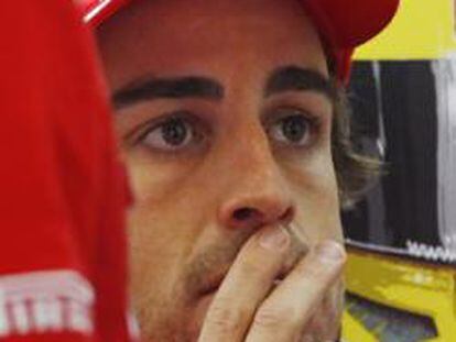 El piloto español de Fórmula 1, Fernando Alonso, sigue con preocupación la ronda de clasificación