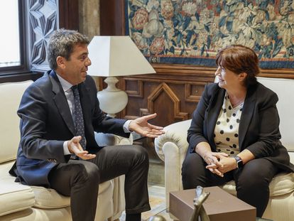 El president de la Generalitat Valenciana, Carlos Mazón, con la presidenta de la Acadèmia Valenciana de la Llengua, Verònica Cantó, el pasado septiembre.