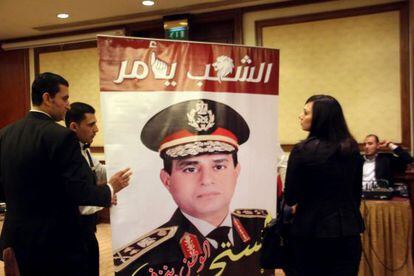 Seguidores de Al Sisi este sábado con un cartel del general.