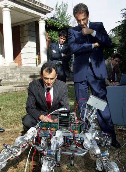 El presidente Zapatero y el astronauta Pedro Duque observan un robot durante la presentación, hace tres años, de Ingenio 2010.