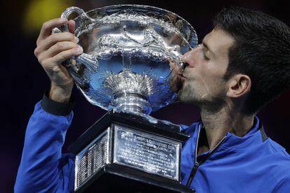 Novak Djokovic besa el trofeo que le hace ganador del Open de Australia.