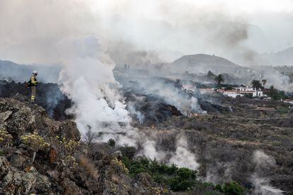 Vista del frente de lava expulsada por el volcán arrasando las viviendas de Todoque, La Palma.