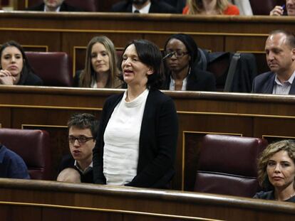 La diputada de Podemos Carolina Becansa promete acatar la Constitución durante su toma de posesión