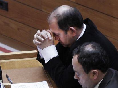 El diputado Xaqu&iacute;n Fern&aacute;ndez Leiceaga, a la izquierda, durante el pleno parlamentario de ayer.