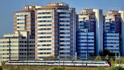 Un tren cruzando la ciudad de Valencia.