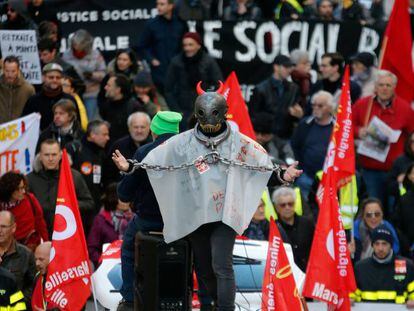 Protestas de trabajadores el pasado viernes contra la anunciada reforma del Gobierno francés.