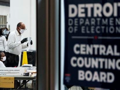 Varias personas realizan el recuento de votos en Detroit, Michigan.
