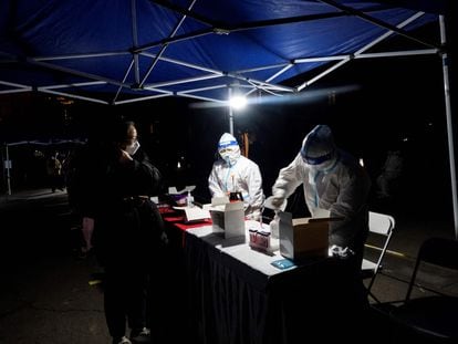 Trabajadores sanitarios efectúan pruebas PCR a residentes de Xian esta semana.